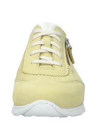 Baskets en suede jaune avec un design à lacets, des côtés texturés et un accent zippé sur le côté latéral, le tout reposant sur une semelle en caoutchouc blanche.
