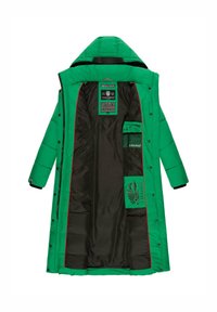 Parka isolée verte avec doublure noire, accents rouges, plusieurs poches et une capuche. Les étiquettes intérieures précisent la marque et les instructions d'entretien.