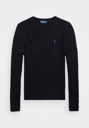 Musta palmikkoneuleinen pitkähihaisen paita, jossa pyöreä pääntie ja pieni violetilla kirjailtu logo vasemmassa rinnassa.