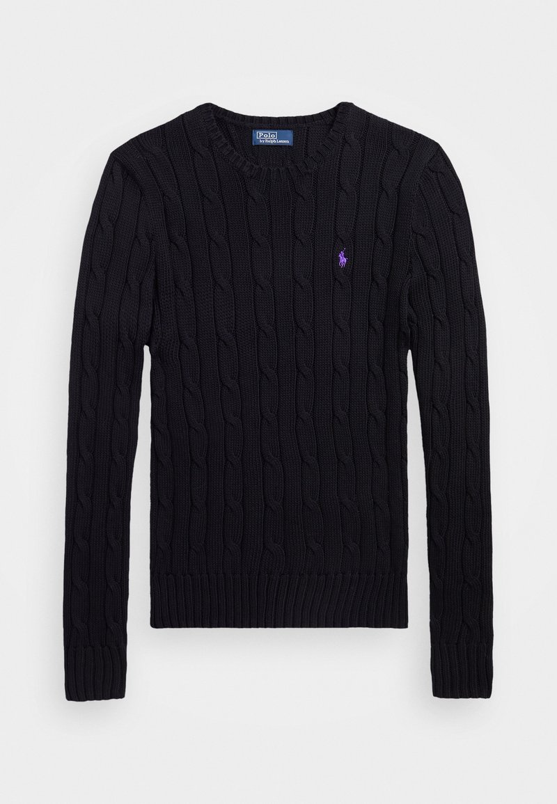 Pull-over noir en maille torsadée à manches longues, col rond, avec un petit logo violet brodé sur le côté gauche de la poitrine.