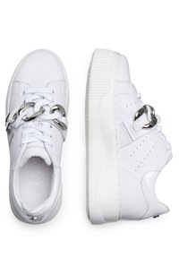 Sneaker bianche con tomaia in pelle liscia, lacci piatti, accentatura in catena argentata e una robusta suola in gomma bianca con dettagli tattili.