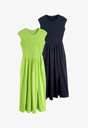 Két ujjatlan, térdig érő ruched felsőrésszel rendelkező ruha; az egyik lime zöld, a másik tengerészkék, mindkettő karcsúsított nyakkivágással és légies, bő szoknyával.