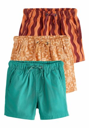 Tre par børne shorts med elastisk talje stablet, med grøn ensfarvet, orange med abstrakte mønstre og mørkerød med bølgende orange striber.