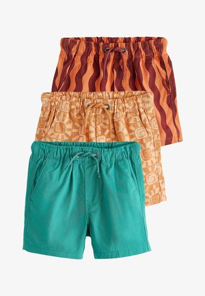 Trei perechi de pantaloni scurți pentru copii cu talie elastică, suprapuse: verde uni, portocaliu cu modele abstracte și marsala cu dungi ondulate portocalii.