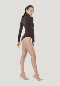 Svart bodysuit med lång ärm och hög polokrage, med en figurnära design. Bärs med hudfärgade högklackade skor. Slät textur och minimal detaljering.