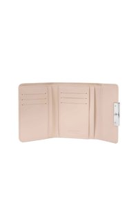 Portafoglio in pelle rosa chiaro con diverse fessure per carte e chiusura argentata. Presenta una texture liscia e un design minimalista.