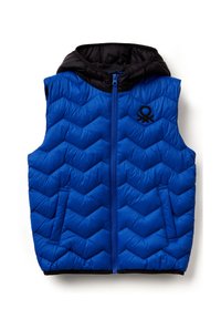 Modrá péřová vesta s chevronovým vzorem, s bočním zipem a černou kapucí. Má postranní kapsy a černé logo na hrudi.