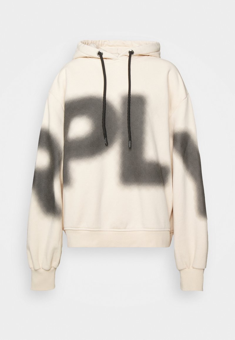Sweat à capuche couleur crème avec cordons noirs et grandes lettres noires peintes au spray sur le devant et les manches.