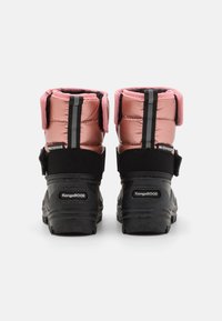 Wasserdichte, rosa und schwarze isolierte Stiefel mit gepolstertem Kragen, strukturiertem Gummisohle und Klettverschluss für sicheren Sitz. KangaROOS-Branding sichtbar.