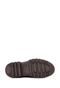 Semelle de chaussure marron foncé avec un motif de texture, comprenant des sections rectangulaires et rainurées pour une meilleure adhérence et stabilité.