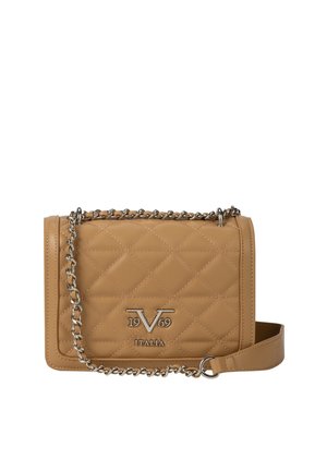 Braune gesteppte Crossbody-Tasche mit silberner Kette und Metall-Logo "19V69 ITALIA" auf der Vorderklappe.