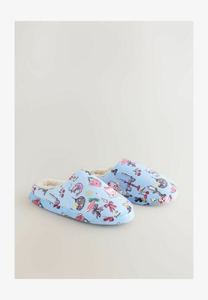 Blå tygtofflor med en mjuk, fluffig innersula och färgglada novelty-mönster av olika objekt och designer på utsidan.