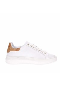 Sneaker bianca realizzata in pelle liscia, con accento marrone chiaro sul tallone, punta rotonda, suola in gomma bianca e occhielli metallici.