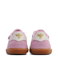Różowe zamszowe buty z białymi akcentami i gumową podeszwą. Posiadają logo na pięcie oraz rzep do zapięcia.