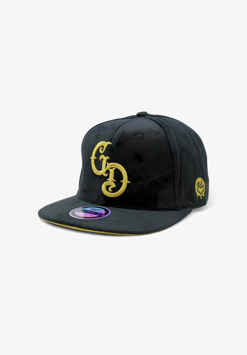 Mustat snapback-lippu, jossa on kultaisella brodeeratun "CD"-logon ja pyöreä kultainen emblem sivulla. Kankaan tekstuuri on sileä, ja lippu on tasainen.