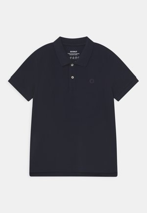 Polo a maniche corte blu navy con collo e abbottonatura a due bottoni, realizzata in cotone riciclato, disposta in modo piatto su sfondo bianco.