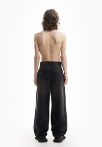 FAVELA HEAVY BAGGY DISTRESSED DIRT WASH UNISEX - Platūs džinsai - black washed