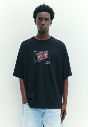 PULL&BEAR, STWD TAPE GRAPHIC SHORT SLEEVE - T-SHIRT - T-shirt imprimé - black