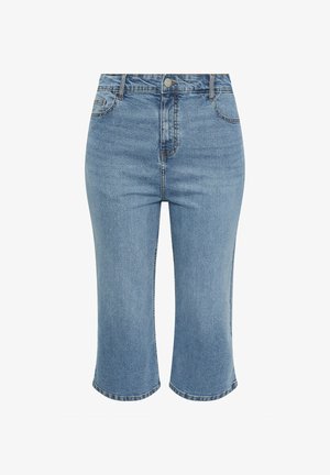 Pantalones cortos de mezclilla azul claro de talle alto con botón y cremallera delanteros, trabillas para cinturón, dos bolsillos frontales y un ajuste recortado que termina debajo de la rodilla.