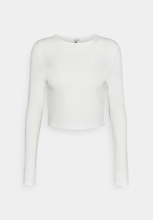 Witte, lange mouwen cropped shirt met een ronde hals, weergegeven op een effen achtergrond.