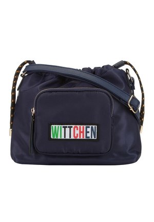 Granatowa torba nylonowa z zebranym wykończeniem u góry, przednią kieszenią na zamek błyskawiczny oraz kolorowym logo "WITTCHEN". Posiada długi pasek na ramię z wzorzystym akcentem.