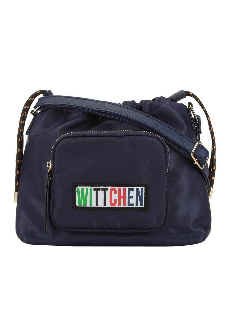 Borsa in nylon blu navy con una parte superiore arricciata, tasca con zip frontale e un colorato logo "WITTCHEN". Presenta una lunga tracolla con un accento a motivi.