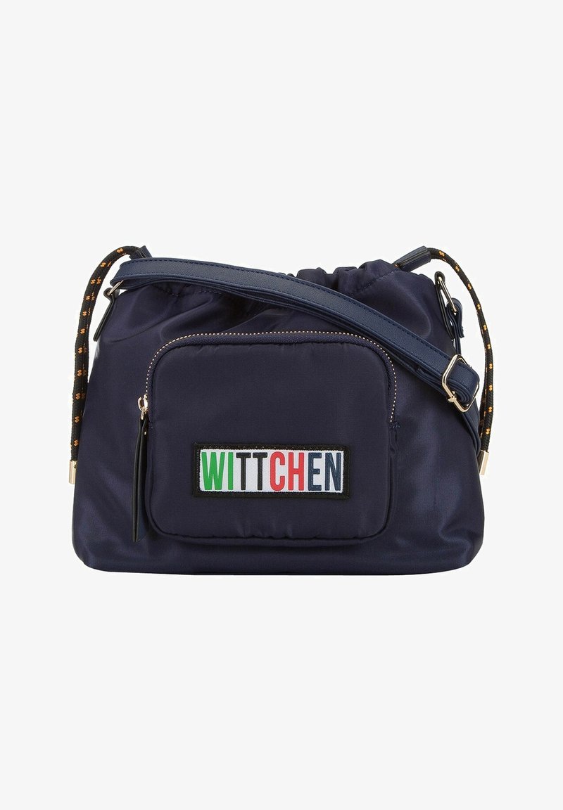 Námořnická nylonová kabelka s nařaseným vrchem, přední kapsou na zip a barevným logem "WITTCHEN". Disponuje dlouhým ramenním popruhem s vzorovaným akcentem.