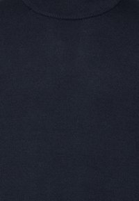 Maglione a coste di un blu navy scuro con colletto alto. Texture liscia e design attillato, realizzato in un morbido materiale lavorato a maglia elastico.