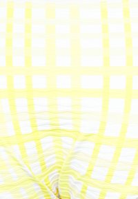 Têxtil amarelo e branco em padrão xadrez com uma textura ondulada e padrões alternados de faixas sólidas e transparentes.
