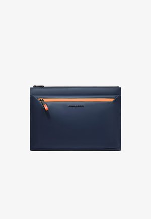 Bustina impermeabile blu navy con tasca con cerniera arancione. Texture liscia, forma rettangolare, design minimalista, logo in rilievo.