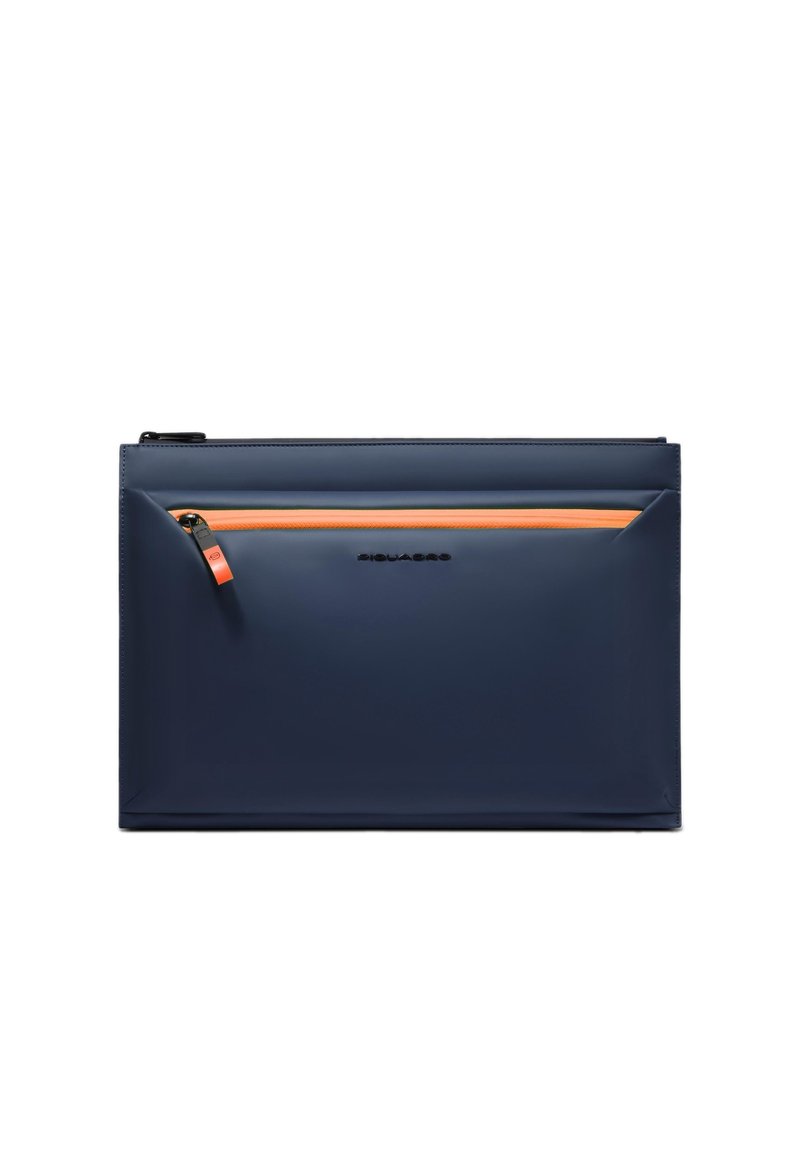 Bolsa impermeable azul marino con un bolsillo lateral con cremallera naranja. Textura suave, forma rectangular, diseño minimalista, logo en relieve.