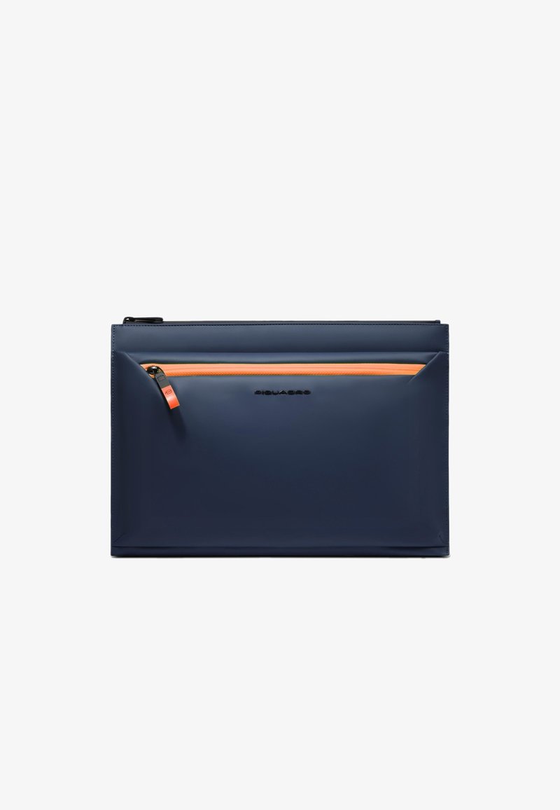 Bolsa impermeable azul marino con un bolsillo lateral con cremallera naranja. Textura suave, forma rectangular, diseño minimalista, logo en relieve.