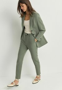 Next TALL FIT SCULPTING  - Chino stiliaus kelnės - sage green