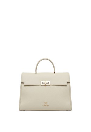 Beigefarbene Lederhandtasche mit Tragegriff oben, goldfarbenem rechteckigem Drehverschluss und kleinem eingeprägtem Logo vorne in der Mitte.