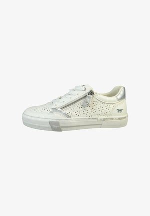 Weiße perforierte Sneaker mit silbernen Akzenten, einem seitlichen Reißverschluss und strukturiertem Gummisohle. Verfügt über schlichte Schnürsenkel und Branding an der Seite.