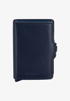 Marineblaue Lederbrieftasche mit glatter Struktur, ausgestattet mit einem Druckknopfverschluss und eingeprägtem Markenzeichen. Kompaktes Design mit sichtbaren Kartenfächern.