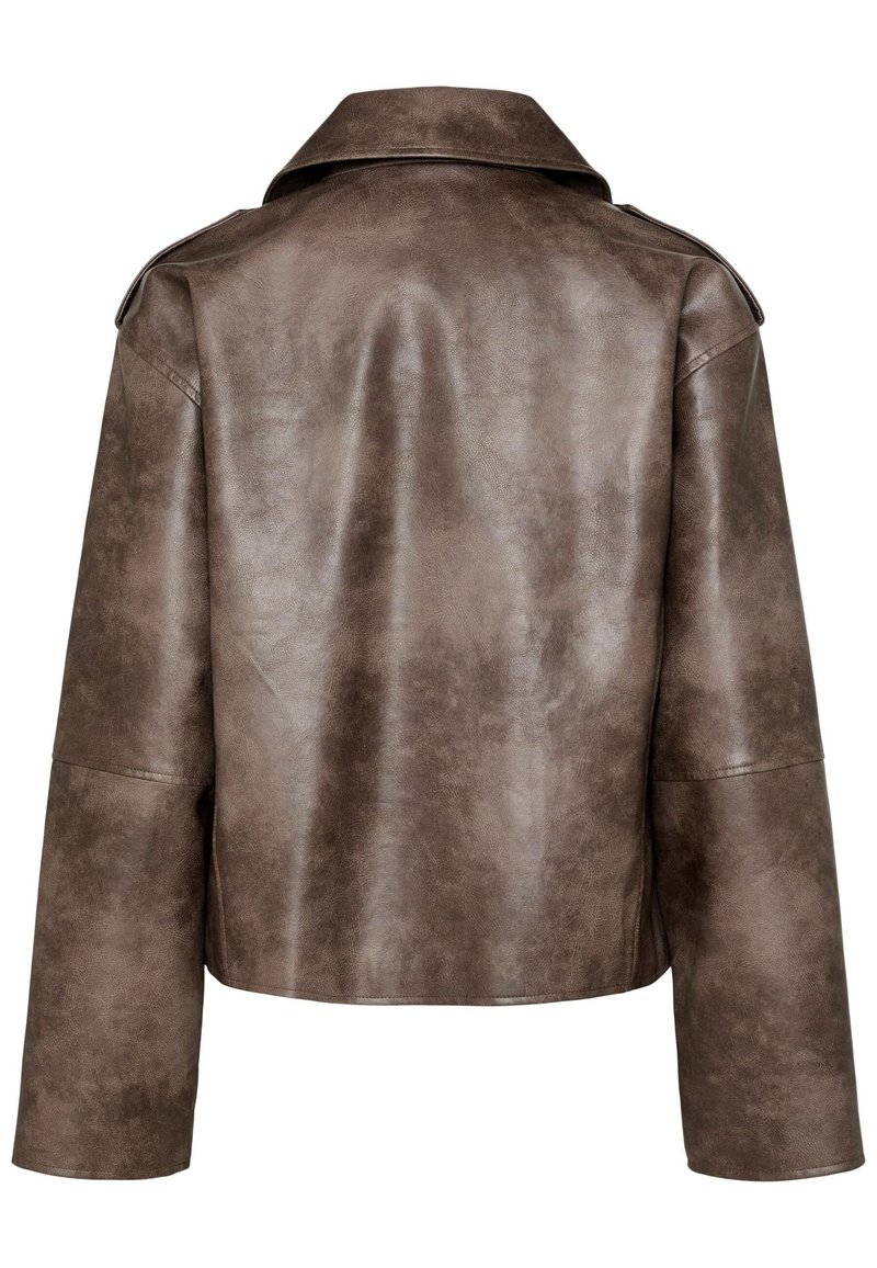 Giacca in finta pelle marrone con colletto classico e vestibilità corta e ampia. Presenta maniche larghe e una superficie liscia e testurizzata.
