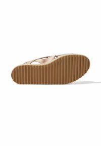 Sandal s flip-flop dizajnom s metalik ružičastom zlatnom gornjištem, teksturiranom gumenom potplatom s okomitim utorima i oblikovanim uloškom za udobnost.