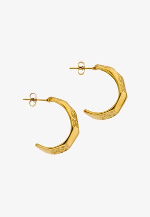 Kultakuvioidut, vasaralla teksturoidut metalliset puolirenkaat korvakorut, joissa on tappikiinnitys ja perhoslukot, esitetty valkoisella taustalla.