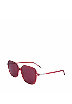 Occhiali da sole quadrati rossi oversize con sottili stanghette in metallo e lenti color rosso scuro, progettati per un look alla moda.