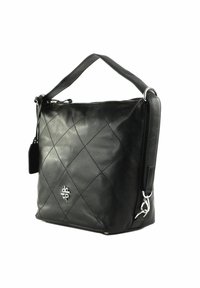Bolso de cuero negro con patrón acolchado, herrajes plateados, asa corta en la parte superior, correa desmontable y una pequeña etiqueta adjunta.