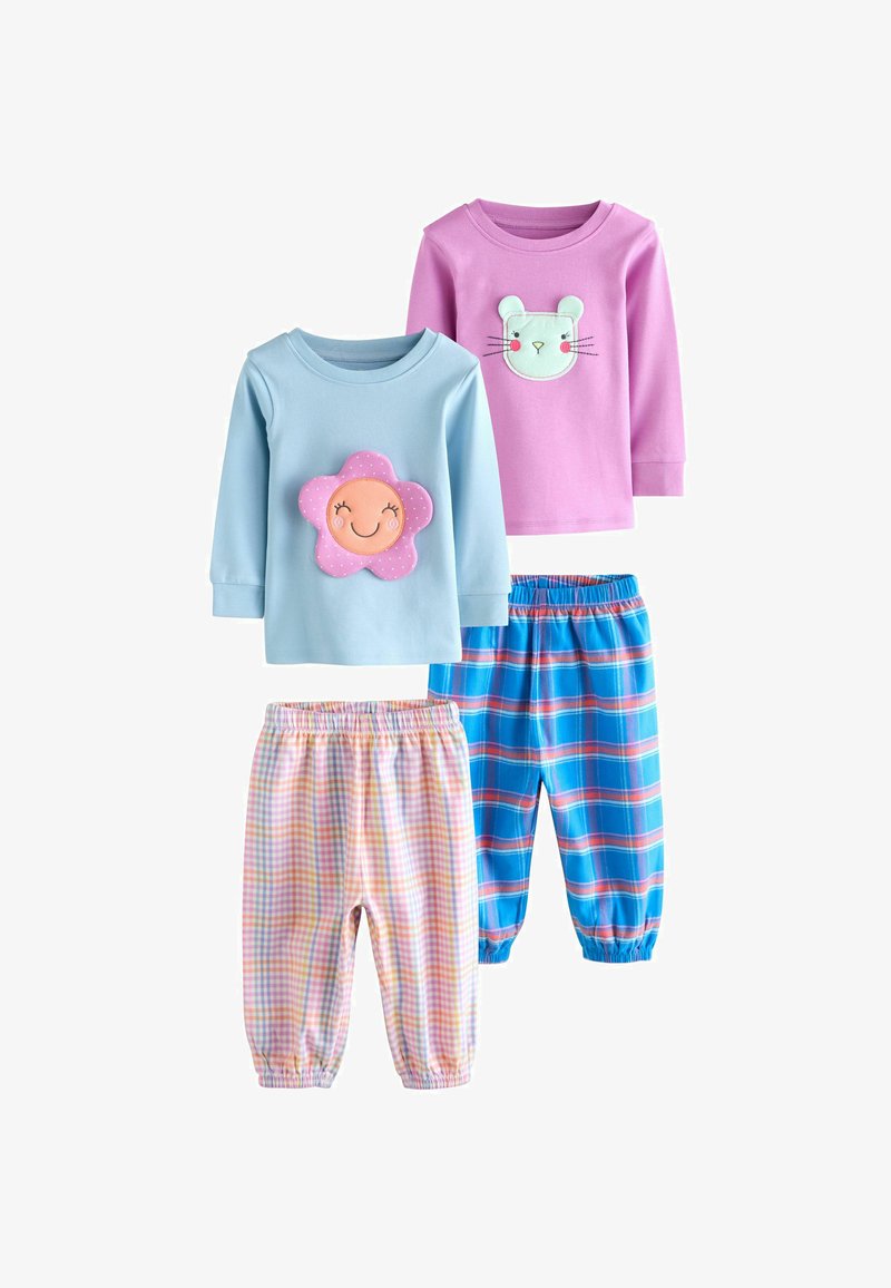 Dos camisetas de manga larga: una azul claro con un parche de flores, y una rosa con un diseño de gato, combinadas con pantalones de cuadros en tonos pastel y pantalones de cuadros azules.