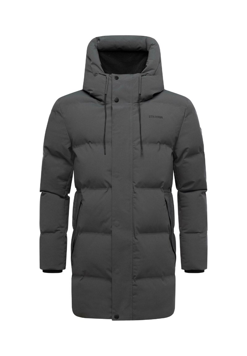 Parka gris acolchado con cuello alto, cordones ajustables, botones a presión y bolsillos laterales; presenta una textura de tela suave.
