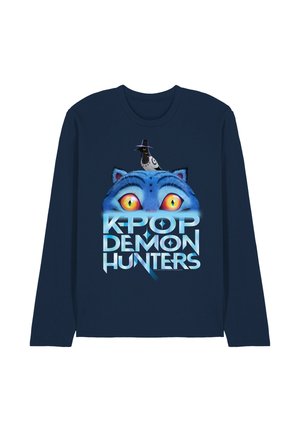 Dunkelblaues Langarmshirt mit den blauen Augen und Ohren einer Katze über dem Schriftzug "K-POP DEMON HUNTERS" und einem schwarzen Raben mit Hut, der auf der Katze sitzt.