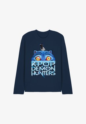 Dunkelblaues Langarmshirt mit den blauen Augen und Ohren einer Katze über dem Schriftzug "K-POP DEMON HUNTERS" und einem schwarzen Raben mit Hut, der auf der Katze sitzt.