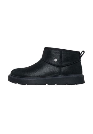 Botines negros hasta el tobillo con acabado texturizado, parte superior suave, punta redonda y suela de goma. Incluyen un botón decorativo lateral y una lengüeta para tirar.