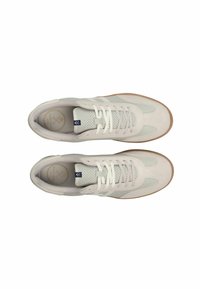 Zapatillas gris claro con parte superior de ante y malla, cordones blancos y suela de goma. Presenta una puntera perforada y una etiqueta de marca en la lengüeta.