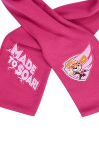 Sciarpa lavorata a maglia rosa con il testo "FATTO PER VOLARE!" e un toppe di un personaggio con le ali, arricchendo il suo design giocoso.