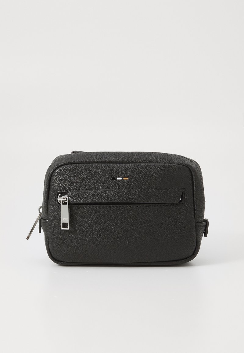 Schwarze Leder-Tasche mit strukturierter Oberfläche, Hauptfach mit Reißverschluss und Fronttasche. Besitzt ein minimalistisches Logo in Weiß und orangenen Akzenten.