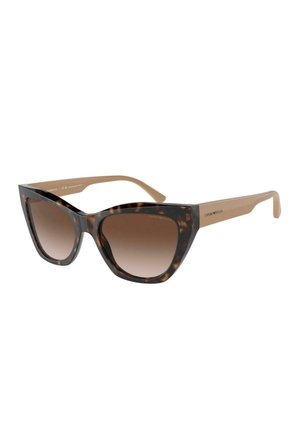 Gafas de sol tipo gato de carey con lentes marrones en degradado y brazos beige, que presentan un sutil logo de diseñador en las patillas.